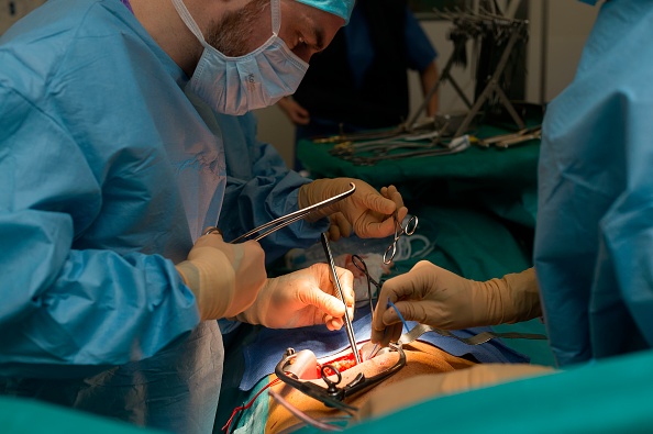 foto: Médicos realizan un transplante de riñón, 3 abril 2019