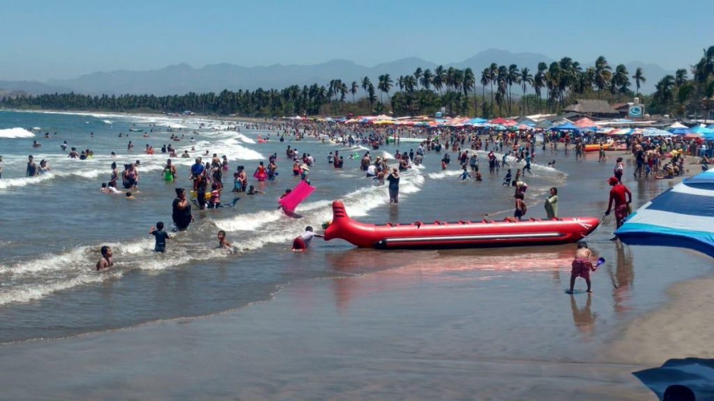 Foto Turistas abarrotan las playas de México en Semana Santa 19 abril 2019