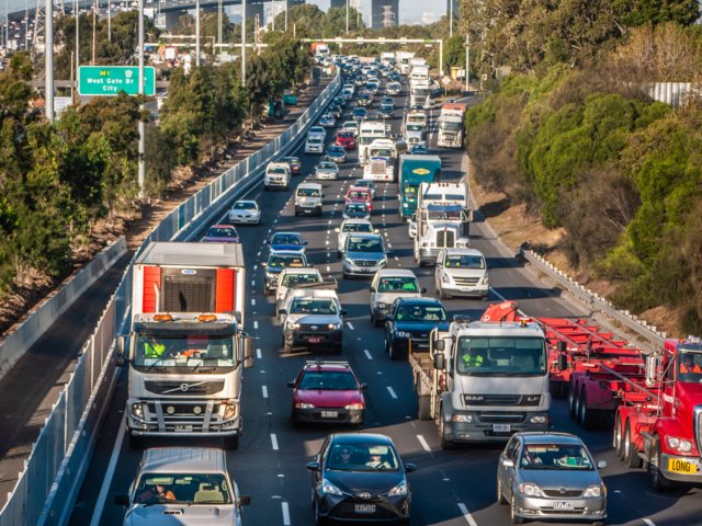 Una de las autopistas que conectan el centro de Melbourne con sus anillos industriales (Shutterstock)