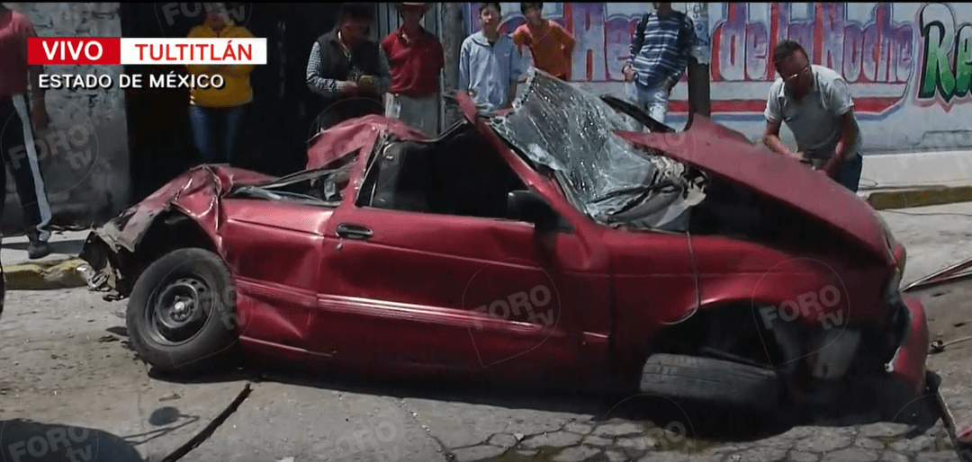 Foto: Vehículo chocado por tráiler en Edomex, 1 de abril de 2019, Tultitlán 