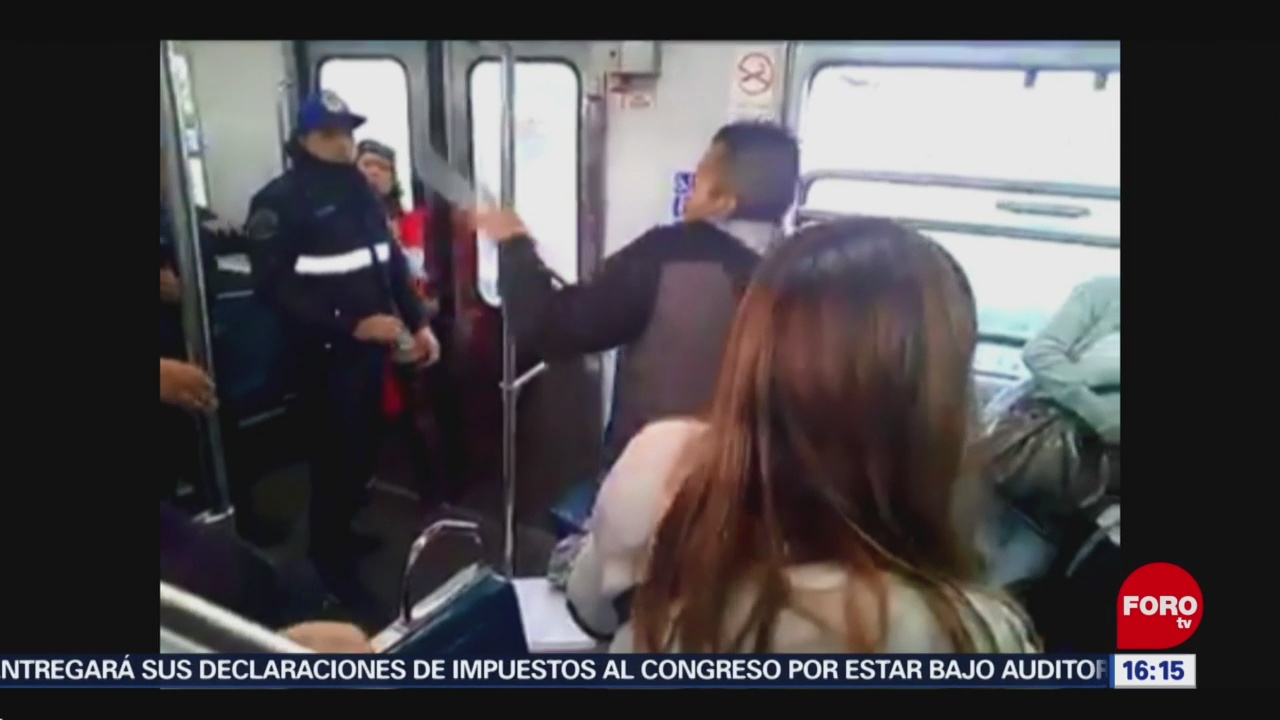 Vendedor ambulante golpea a policías en Metro de CDMX
