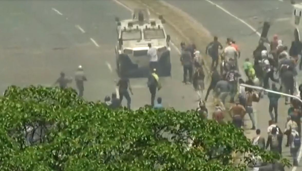 FOTO Tanquetas atropellan a manifestantes en Venezuela (FOROtv 30 abril 2019)