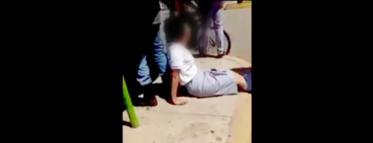 VIDEO: Golpea y arrastra a hija por irse de pinta y beber en la vía pública
