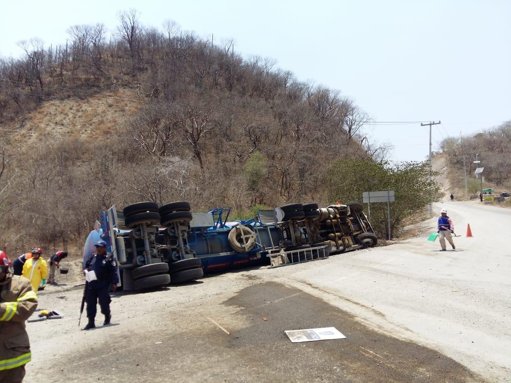 Foto: Vuelca pipa cargada con combustible en Guerrero, 16 abril 2019. (Noticieros Televisa)
