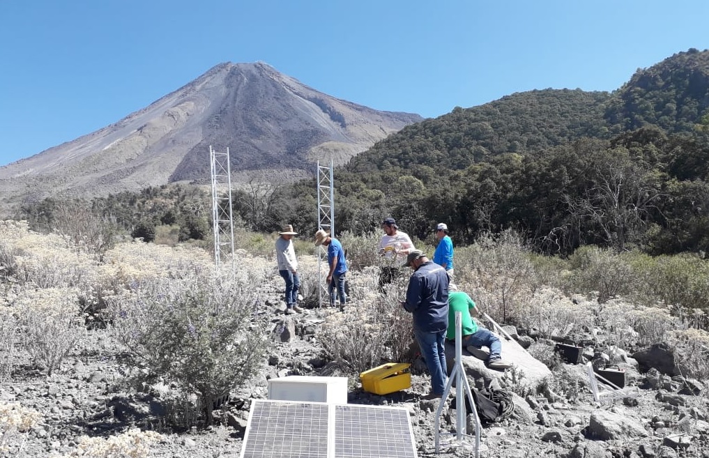Foto: Instalan estación GPS en el Volcán de Fuego de Colima, 5 de abril 2019. Twitter @PC_Colima