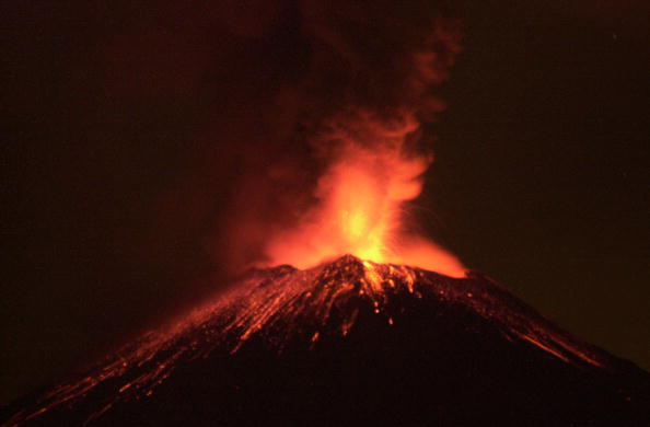 Foto fechada el 19 de diciembre de 2000 del volcán Popocatepetl arrojando rocas y cenizas, 3 abril 2019