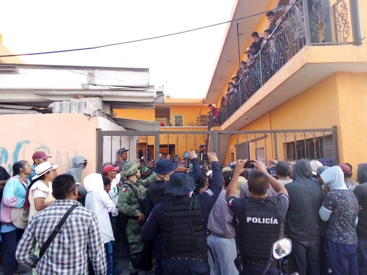 Detienen a hombre que sería linchado por asaltar camión de pasajeros en Puebla