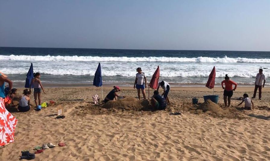 Foto: En la playa de Zipolite se realizó un concurso de figuras de arena, 25 abril 2019