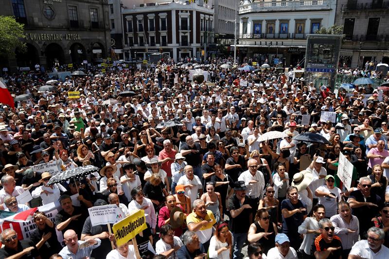  Foto: La gran mayoría de los participantes vestían de blanco y portaban pancartas con consignas en contra de AMLO, el 5 de mayo de 2019 (EFE) 