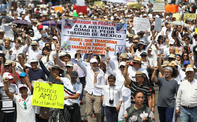 Foto: La gran mayoría de los participantes vestían de blanco y portaban pancartas con consignas en contra de AMLO, el 5 de mayo de 2019 (EFE) 