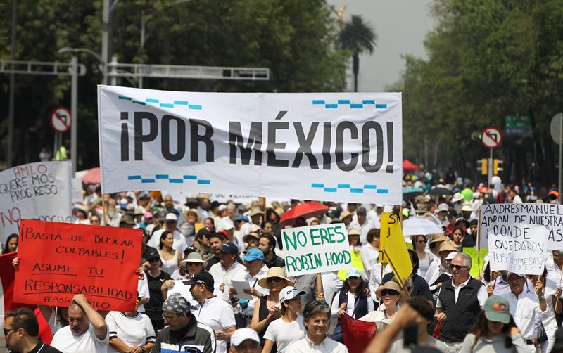 Foto: La gran mayoría de los participantes vestían de blanco y portaban pancartas con consignas en contra de AMLO, el 5 de mayo de 2019 (EFE)