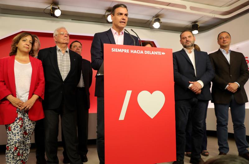Foto: El líder socialista, Pedro Sánchez, celebró su victoria, que se suma a la conseguida en las legislativas del 28 de abril, el 27 de mayo de 2019 (EFE)