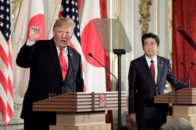 Foto: El primer ministro nipón, Shinzo Abe (d), ofrece una rueda de prensa con el presidente de los EEUU, Donald Trump (i), en el Palacio Akasaka en Tokio, Japón, el 27 de mayo de 2019 (EFE)