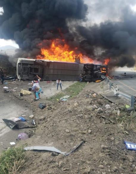 VIDEO: Autobús de pasajeros vuelca y se incendia en Veracruz
