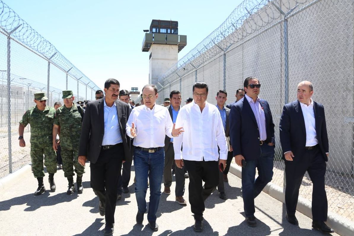 Foto: El secretario de Seguridad y Protección Ciudadana, Alfonso Durazo, visitó el centro penitenciario en Samalayuca, el 3 de mayo de 2019. (Twitter @AlfonsoDurazo)