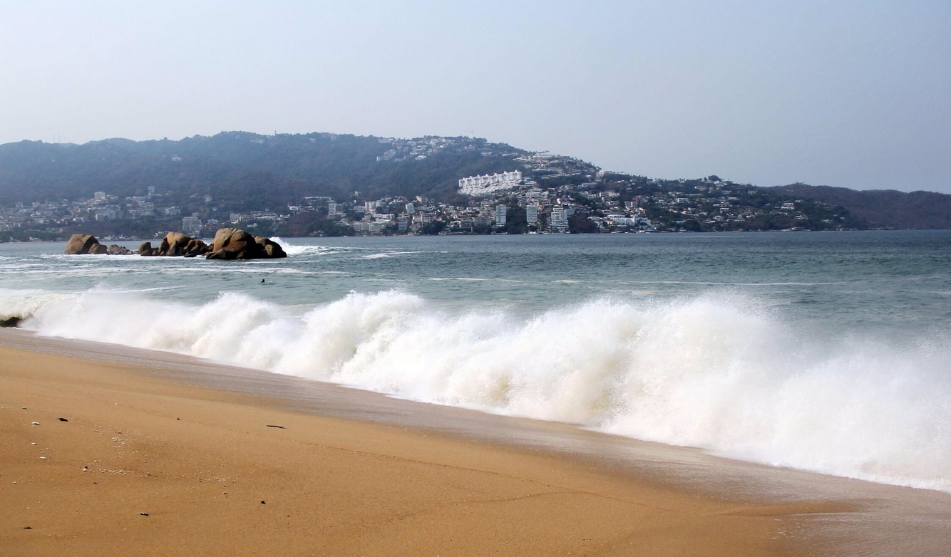 Foto: mar de fondo provoca alto oleaje en Acapulco, 17 de mayo 2019. Twitter @AcapulcoGob