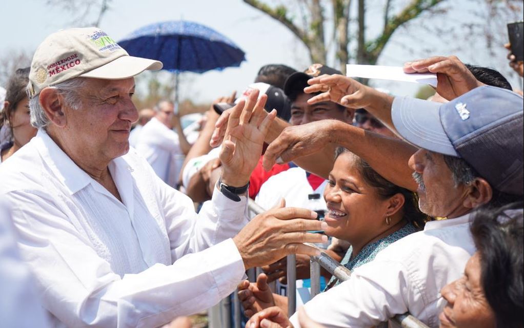 Foto: El presidente Andrés Manuel López Obrador acompañado por el secretario de Defensa, supervisó el Vivero Forestal Militar ubicado en el ejido Apatzingán, municipio de Balancán, el 20 de mayo de 2019 (Gobierno de México)