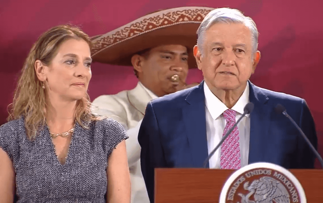 Foto: López Obrador y su esposa lucen emocionados al escuchar 'Amor eterno',10 de mayo de 2019, Ciudad de México