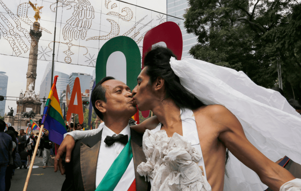FOTO AMLO descarta ley federal para matrimonio igualitario en México (AP cdmx 2016)