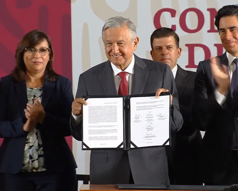 Foto: López Obrador muestra acuerdo con bancos para fortalecer Pemex, 13 de mayo de 2019, Ciudad de México 