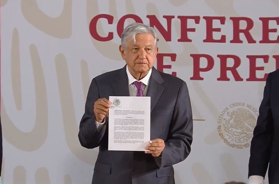 Foto: López Obrador muestra decreto que elimina condonación de impuestos, 20 de mayo de 2019, Ciudad de México
