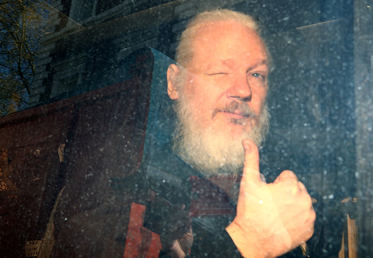 Julian Assange, condenado a 50 semanas de cárcel por un tribunal londinense