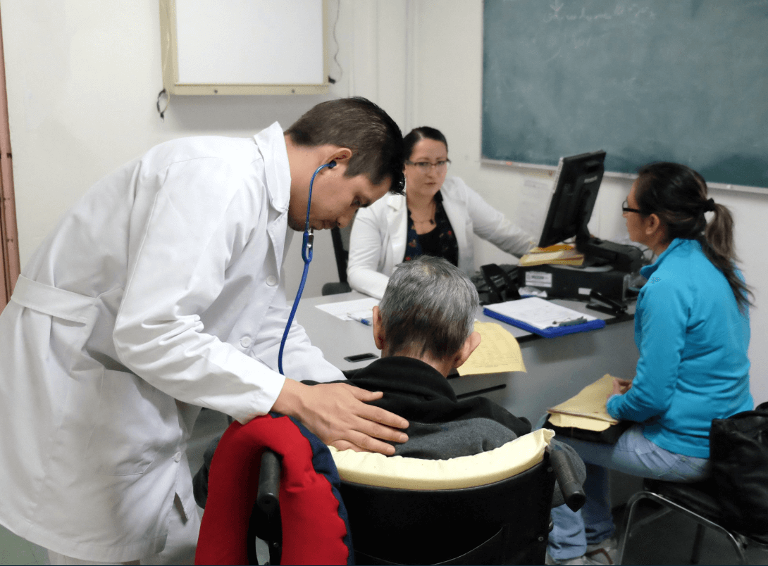 Foto: Atención de paciente en el IMSS, México 