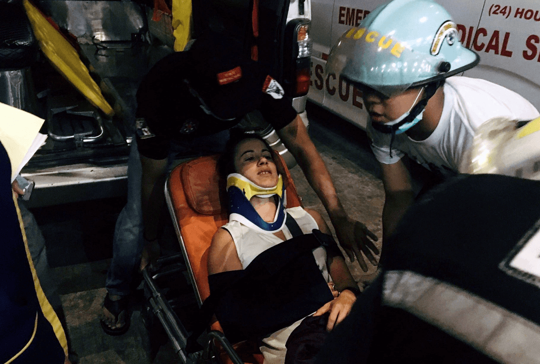Foto: Atienden a pasajera herida tras despiste de avión en Myanmar, 8 de mayo de 2019 