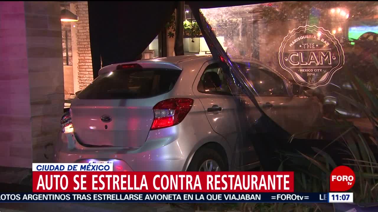Auto se estrella contra un restaurante en la colonia Roma