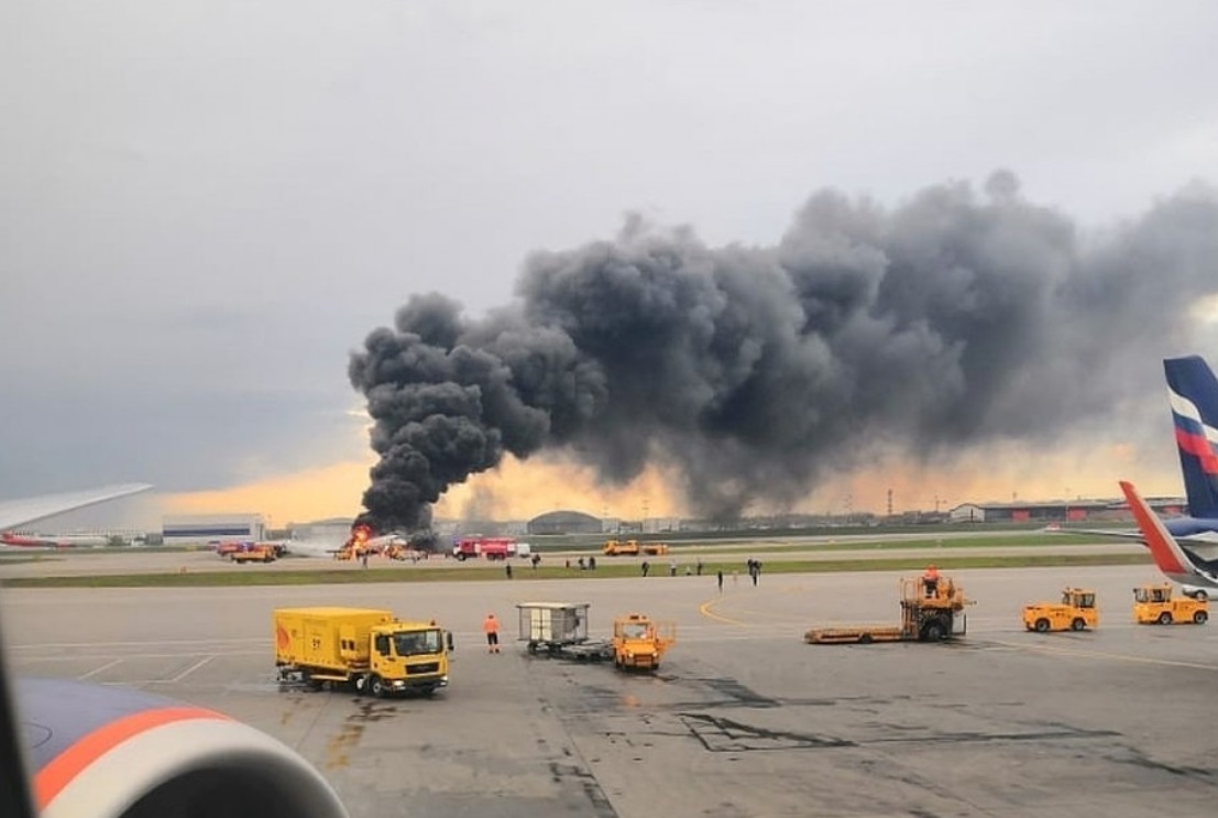 Suman 41 muertos al incendiarse un avión de pasajeros en Moscú
