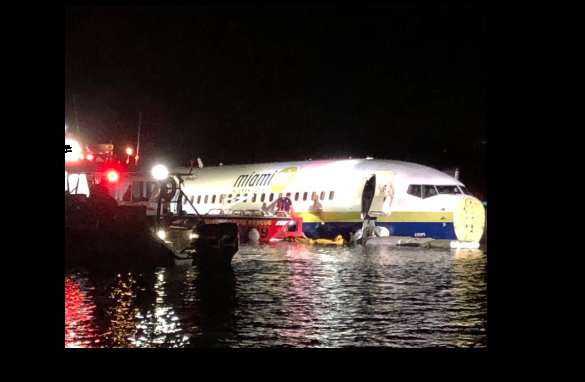 Avión se sale de pista y aterriza en un río en Jacksonville, Florida