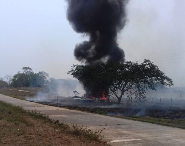 Buscan a tripulantes de avioneta que aterrizó en llamas en Veracruz