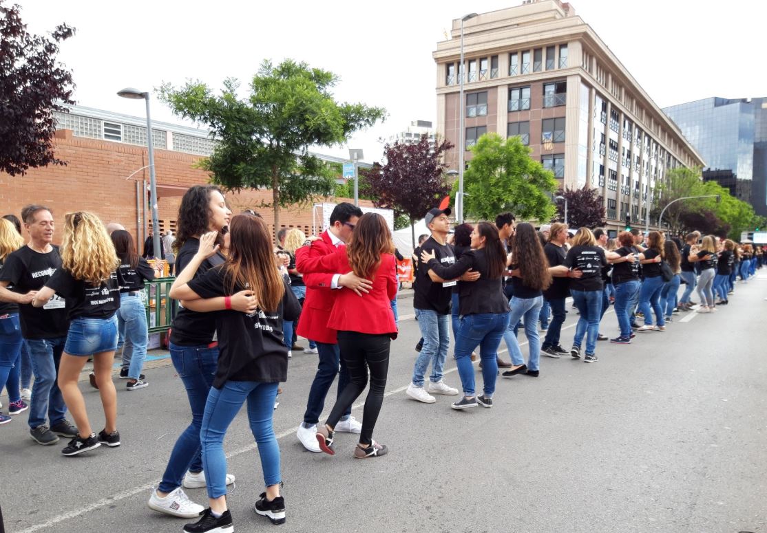 Foto: Mil personas bailan bachata en localidad española y rompen récord Guinness, 19 mayo 2019