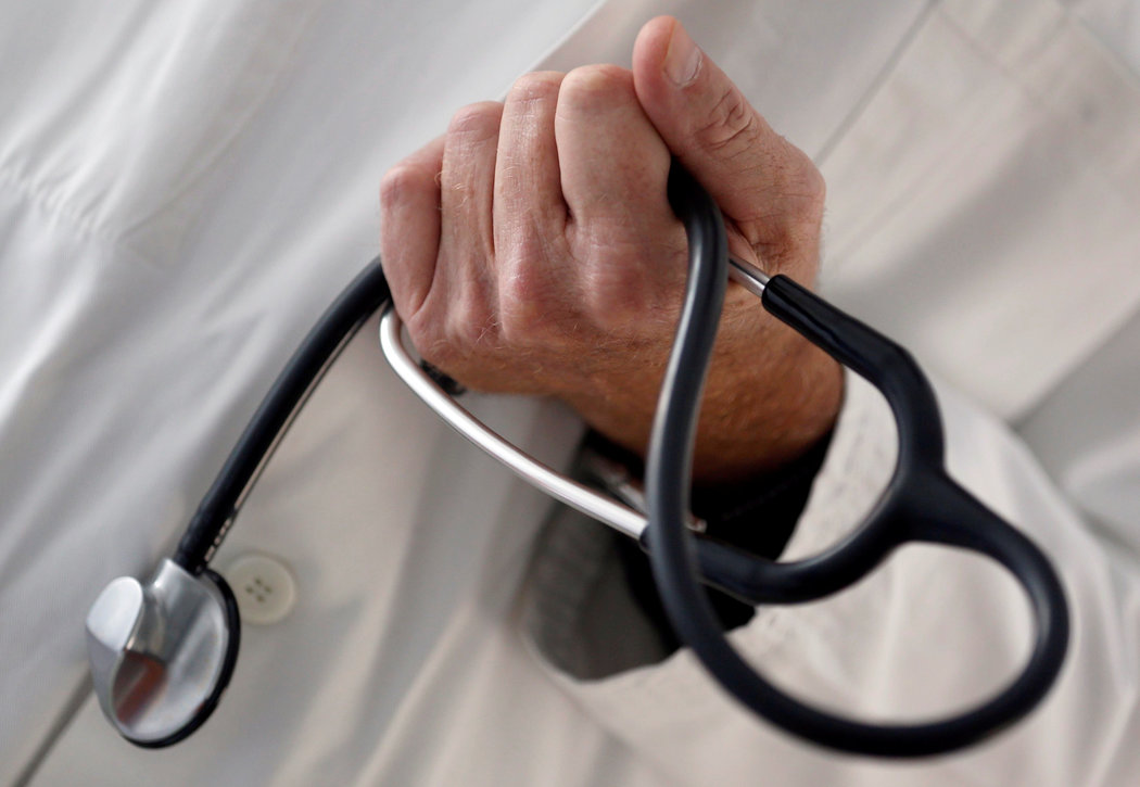Batas blancas de médicos pueden ser riesgo a la salud
