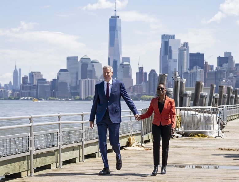 Foto: El alcalde de Nueva York Bill de Blasio y su esposa Chirlane McCray llegan para la ceremonia oficial del Museo de la Estatua de la Libertad en Nueva York, 16 mayo 2019