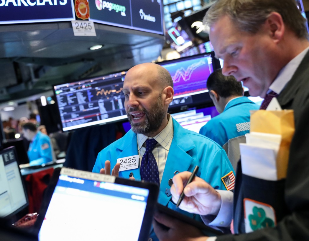 Los comerciantes trabajan en el piso de la Bolsa de Nueva York (NYSE) en Nueva York, Estados Unidos, 7 de mayo de 2019 (Reuters)