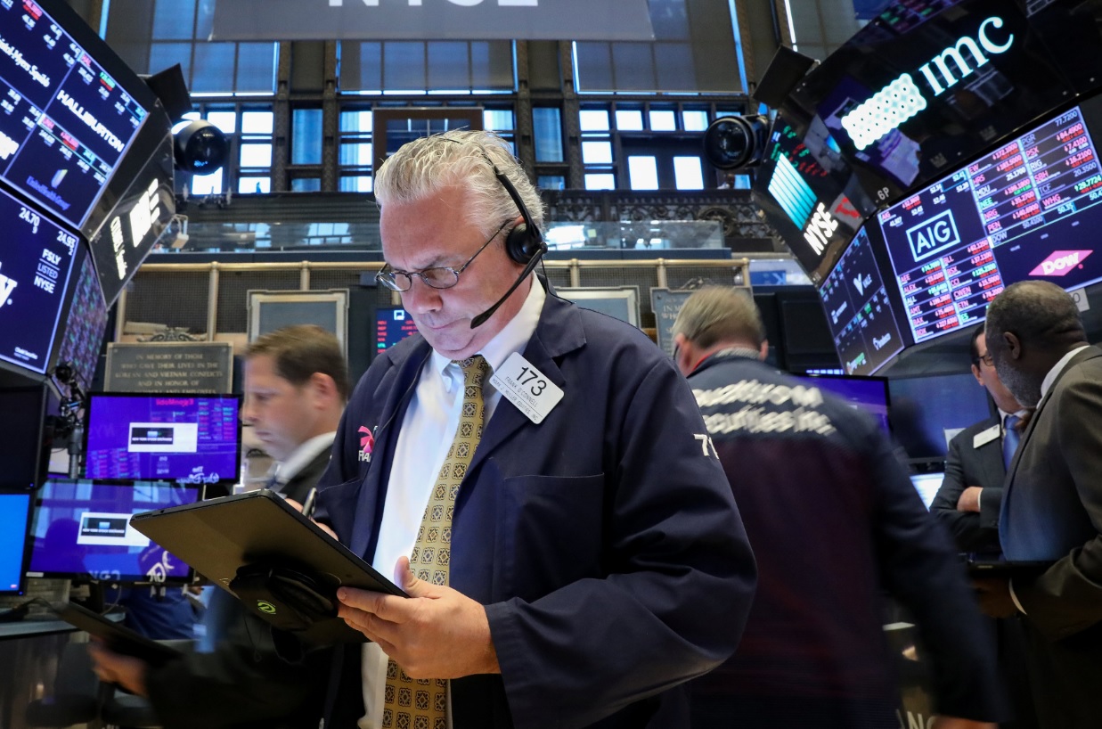 Foto: Los comerciantes trabajan en el piso de la NYSE en Nueva York, mayo 20 de 2019 (Reuters)