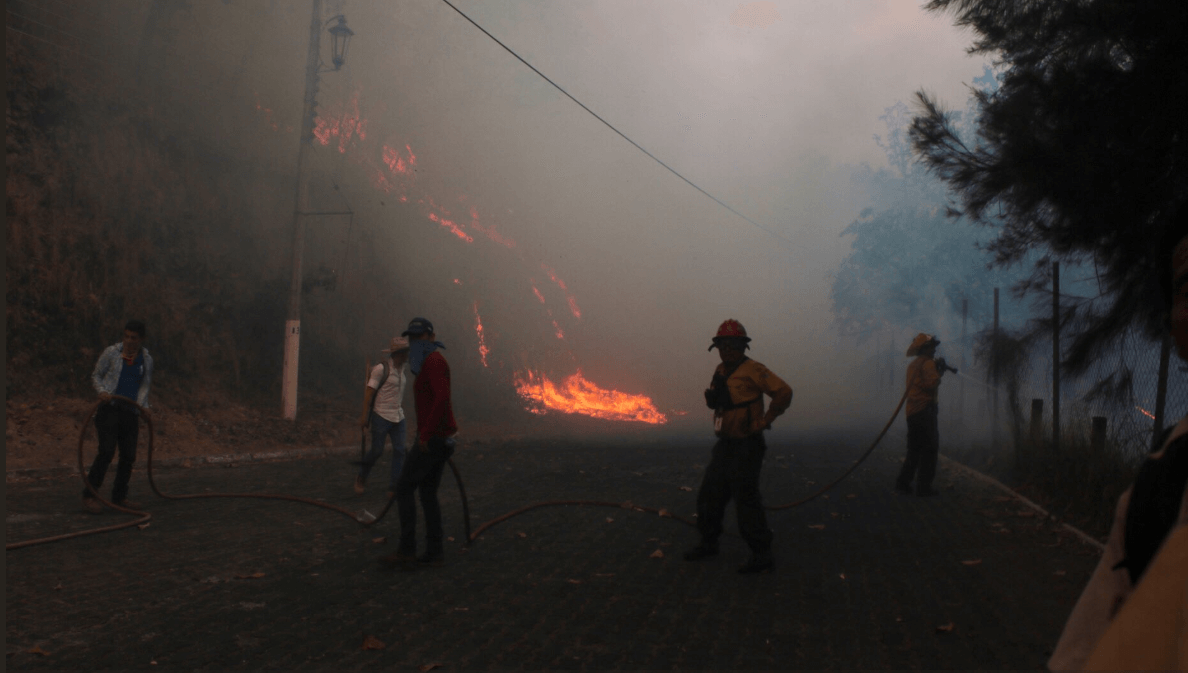 Foto: Bomberos luchan contra incendio forestal en Jalisco, 15 de mayo de 2019, México