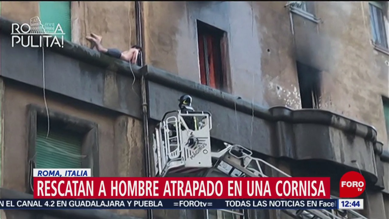 Bomberos rescatan a hombre que huyó de incendio por una cornisa