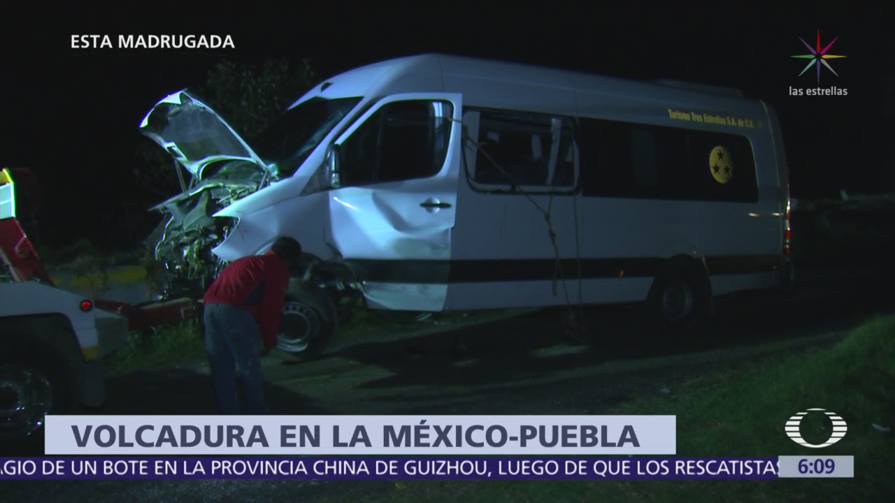 Camioneta de pasajeros vuelca en la México-Puebla