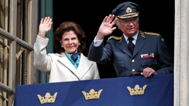 Carlos XVI Gustavo y Silvia, los actuales reyes de Suecia, saludan a la multitud desde la residencia real (GettyImages)