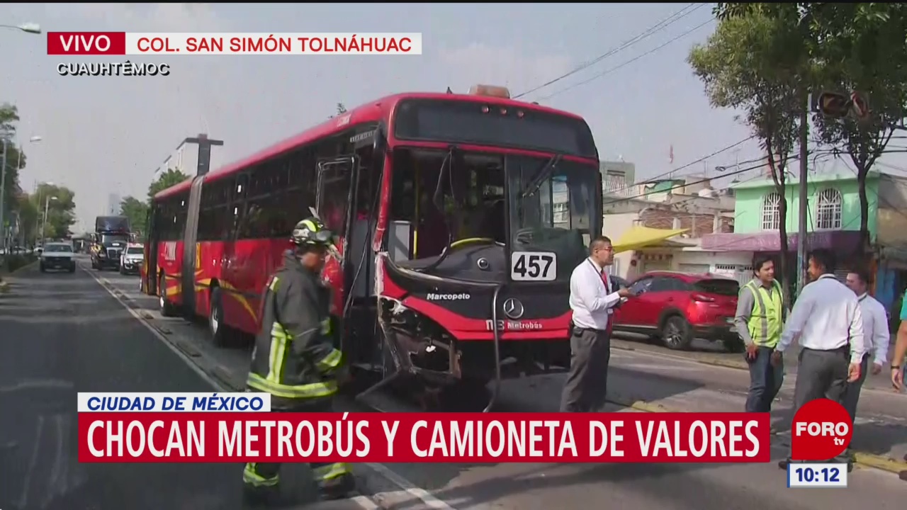 Chocan metrobús y camioneta de valores en alcaldía Cuauhtémoc