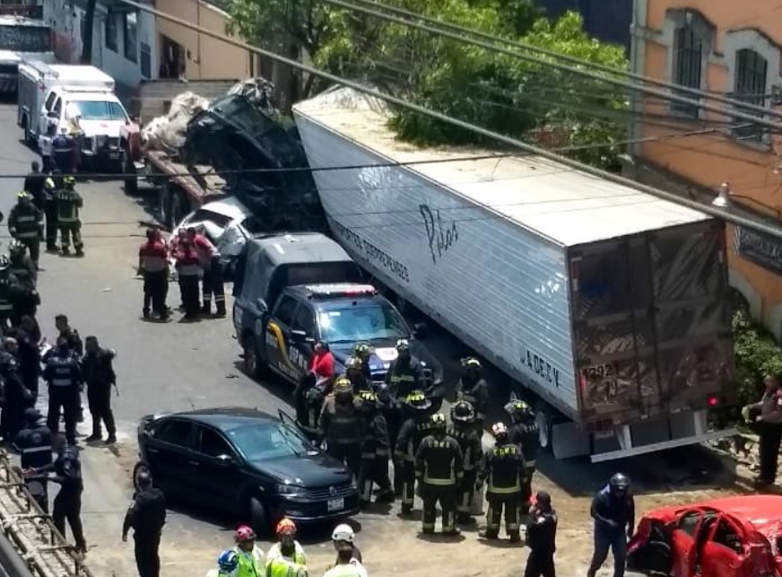 Suman 4 muertos por tráiler que embistió a vehículos en Santa Fe
