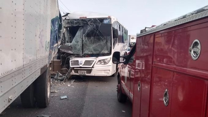 Chocan camión y tráiler en la México-Querétaro; hay 15 lesionados