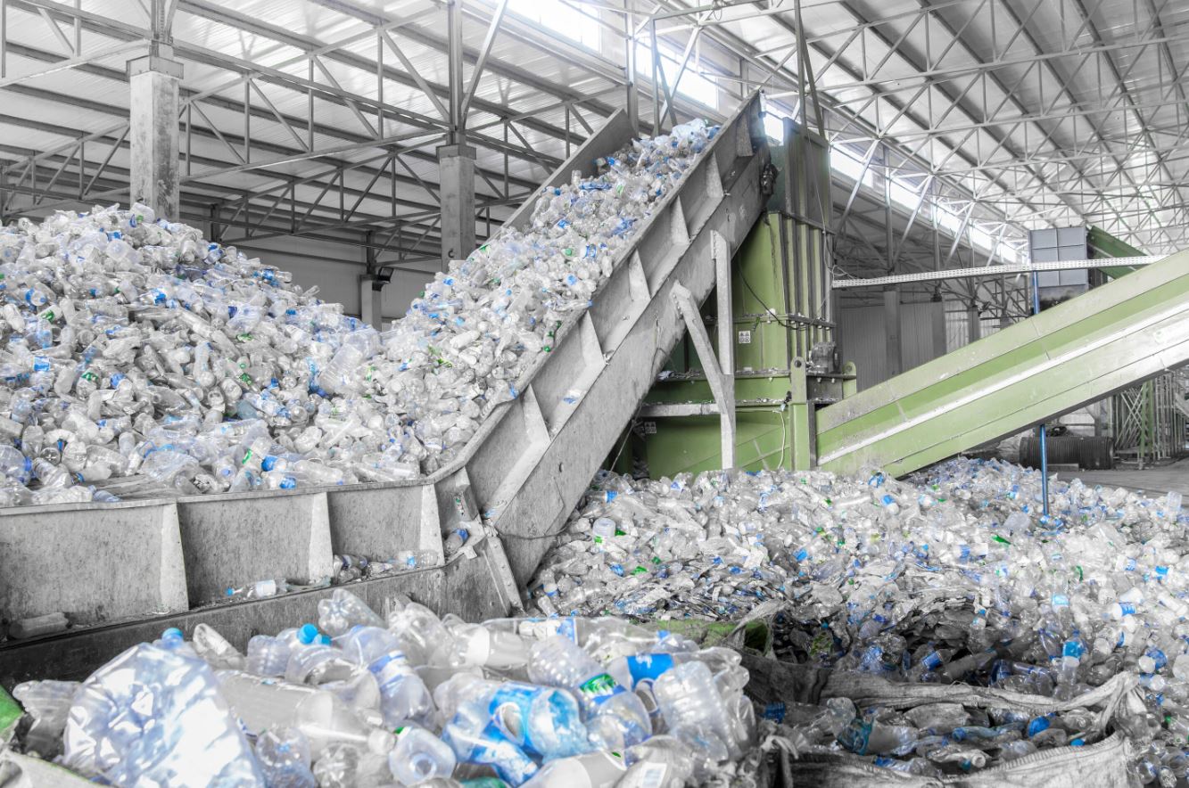 Científicos crean plástico cien por ciento reciclable