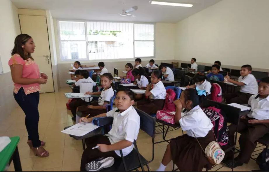 Foto: Un grupo de niños toman clases en una escuela pública en México, 15 mayo 2019