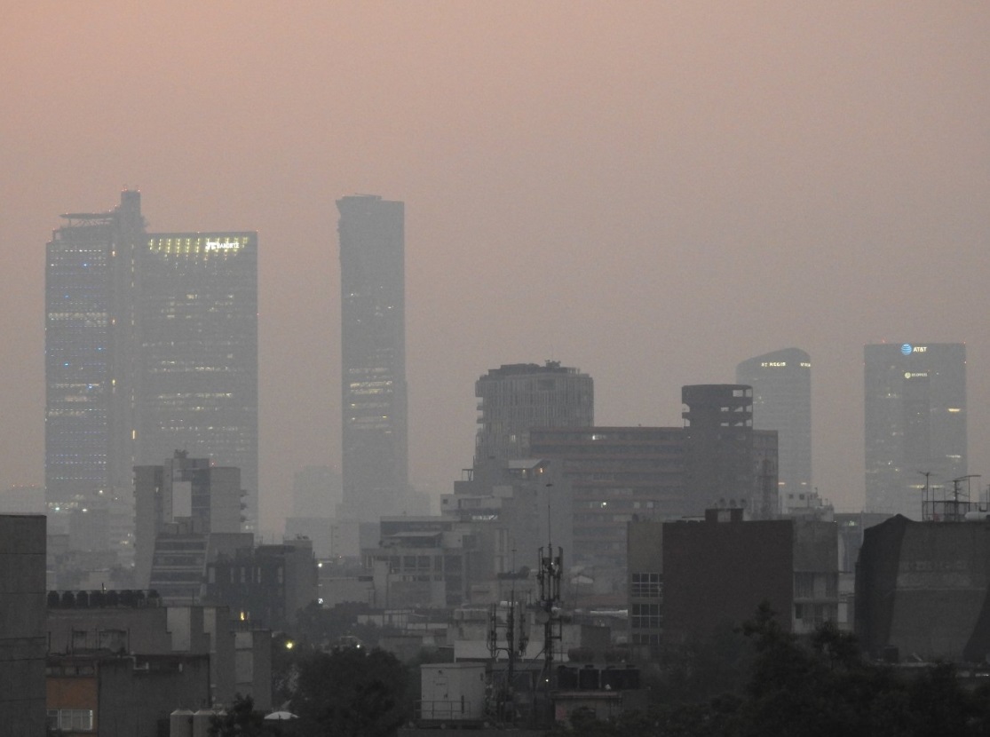 Foto: Ambiente brumoso por contaminación atmosférica en la Ciudad de México, mayo 11 de 2019 (Twitter: @zzipol)