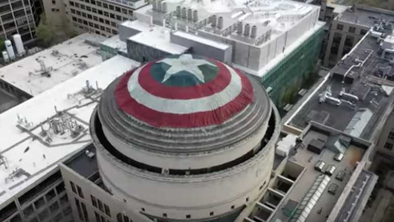 Video: Cubren la cúpula del MIT con escudo del Capitán América