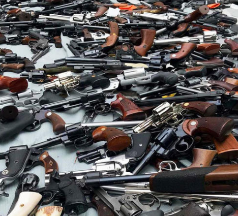 FOTO Descubren más de mil armas en mansión de Los Ángeles, California (Los Angeles Times 9 mayo 2019)