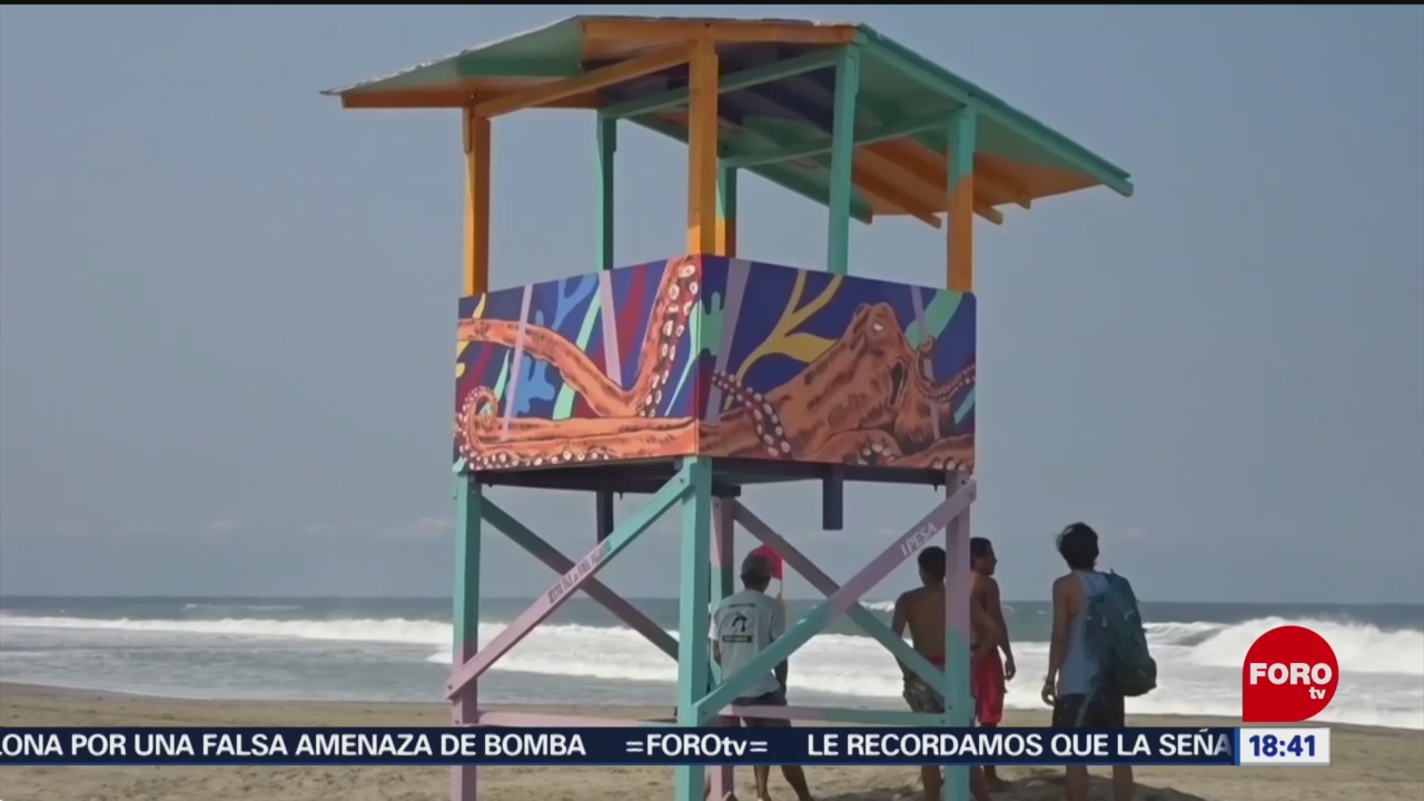 FOTO: Decoran torres salvavidas en playas de Oaxaca